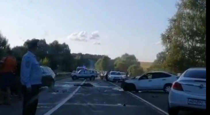 Один человек погиб и двое пострадали в массовой аварии на трассе в Нижегородской области
