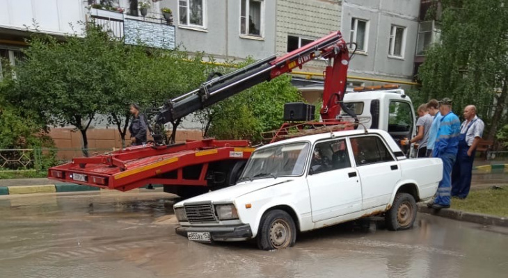 Машина провалилась из-за прорыва водопровода в Нижнем Новгороде