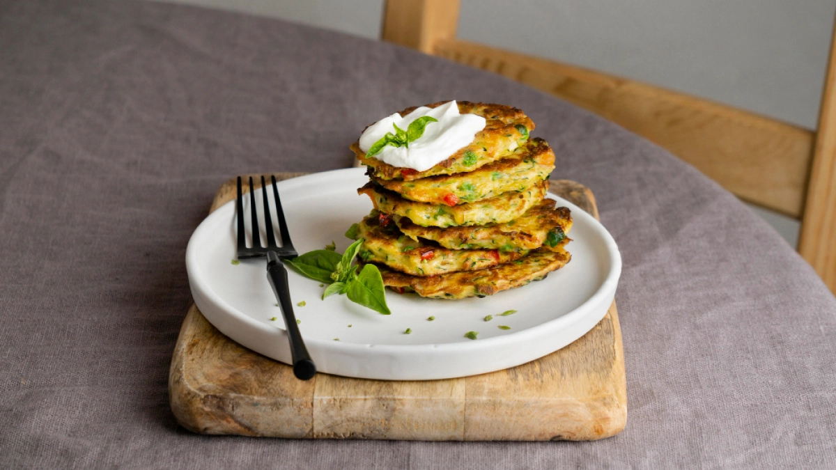 Кабачковые оладьи с секретом: кладу в них 1 плод для вкуса и хруста — забудьте о водянистости и клейкости