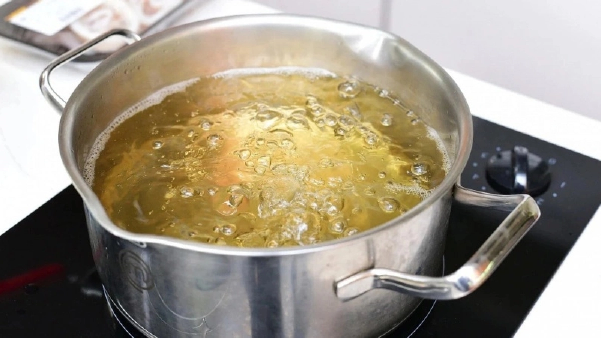 Готовим куриный бульон прозрачнее слезы: добавьте это при варке мяса — ароматный и наваристый суп гарантирован