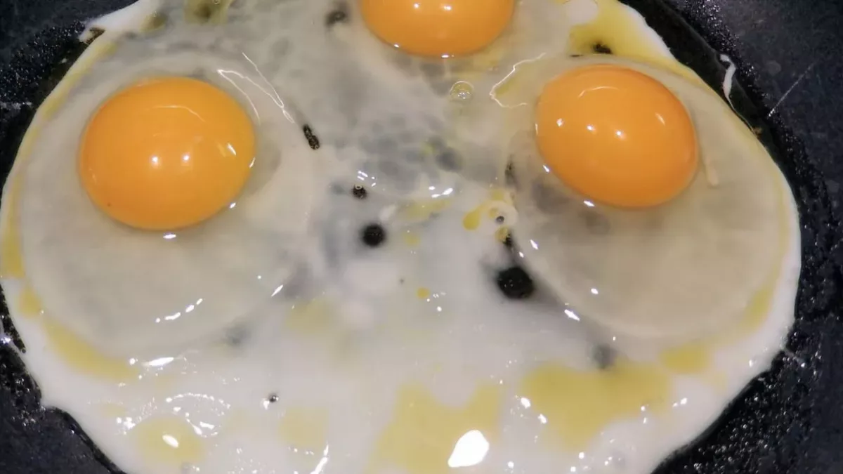 Не сало и не масло - вот, на чем жарят яичницу шеф-повара: запомните это раз и навсегда