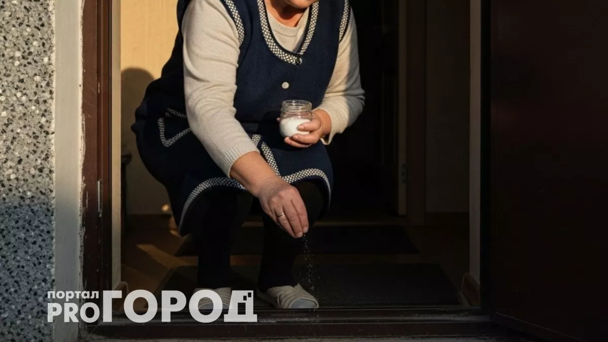 Просто сыплю соль у входа: горничная с 20-летним стажем раскрыла дешевый прием, который заменяет половину химии в прихожей
