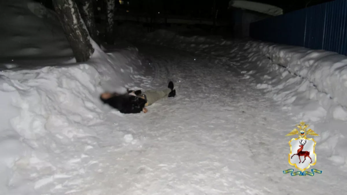 Тело 40-летнего мужчины обнаружили на улице в Лысковском районе