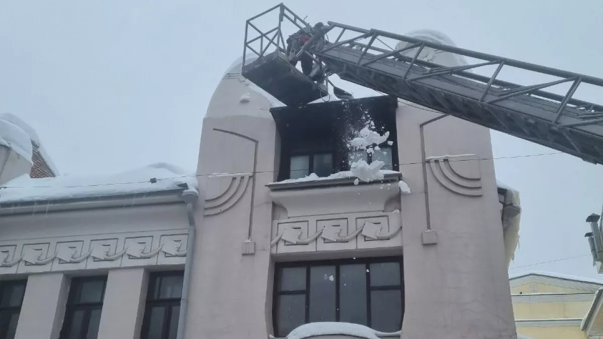 65 бригад альпинистов организовали ДУКи для очистки кровель от наледи