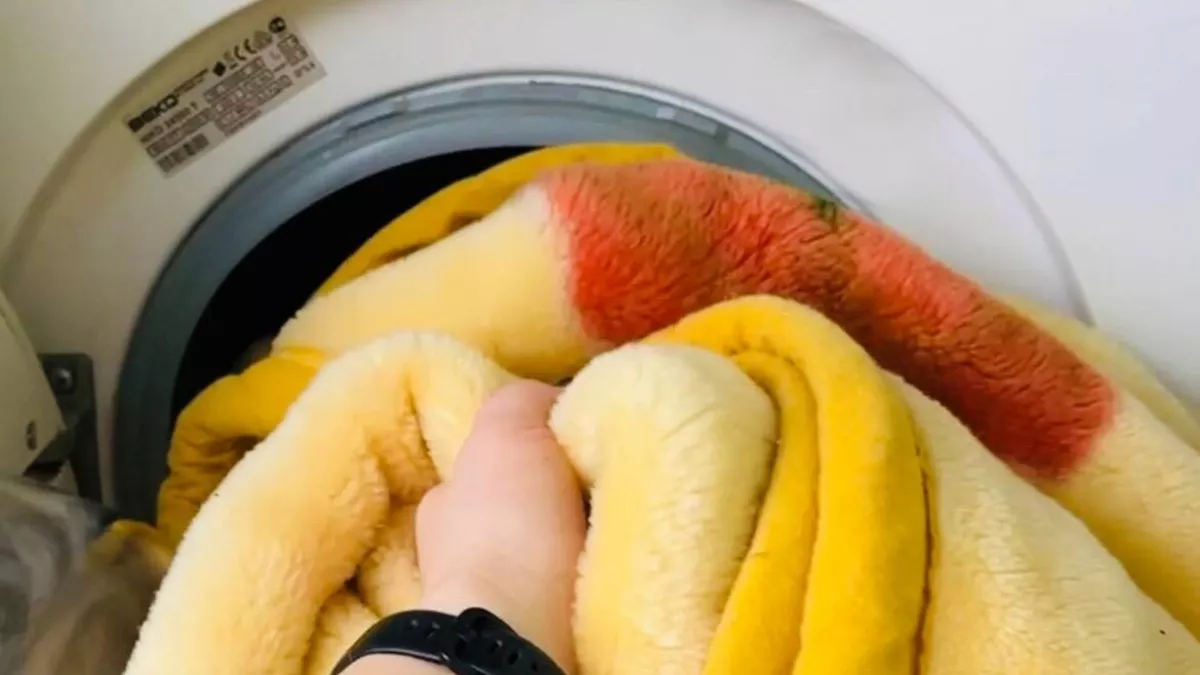 Теперь стираю одеяло без мучений: один трюк с ножницами всё решил