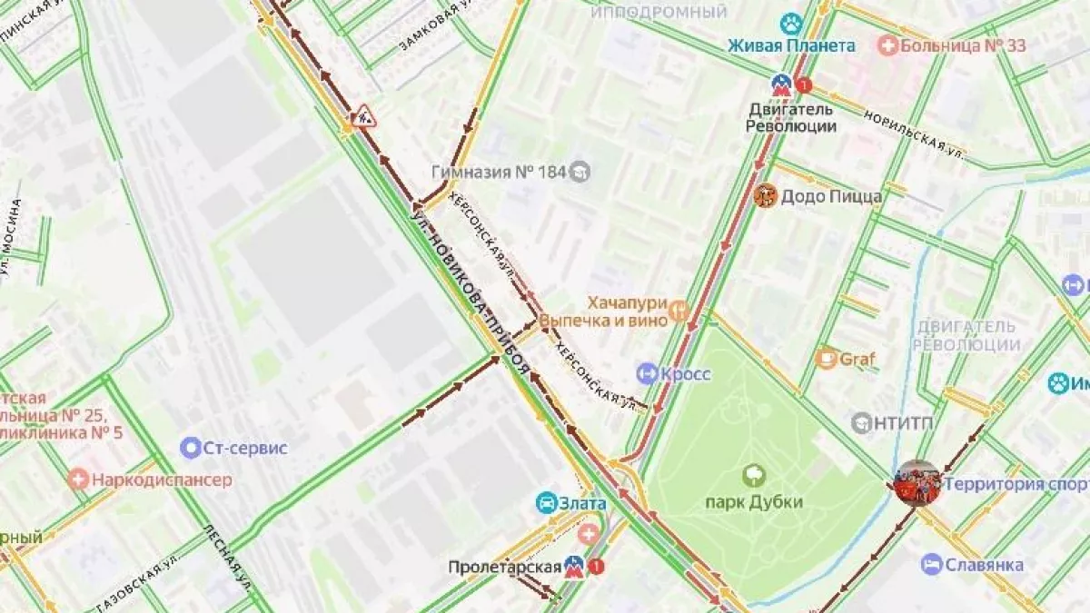 Пять машин «смели в кучу» на улице Новикова-Прибоя