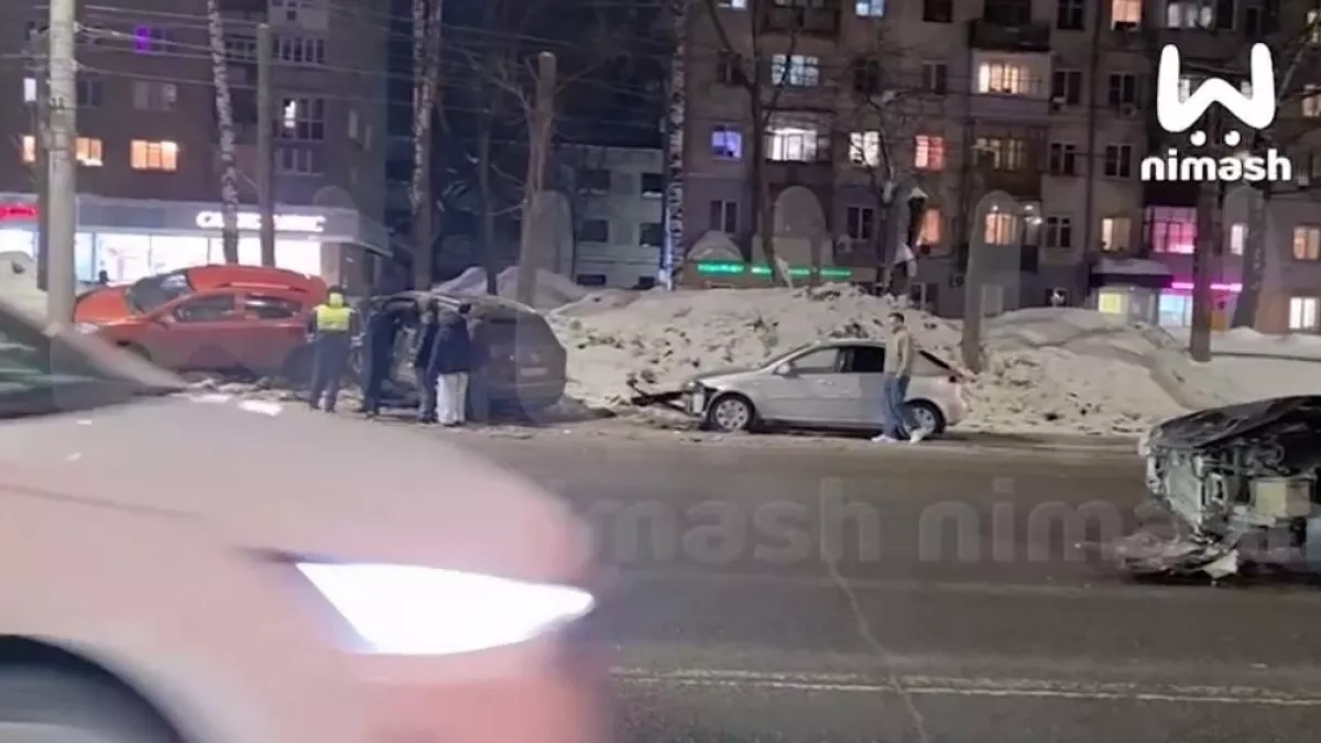 Четыре машины столкнулись на проспекте Гагарина — две вылетели в сугроб