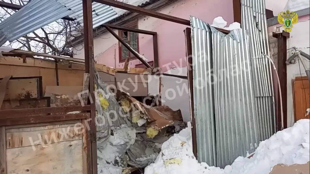 Кровля заброшенного здания обрушилась на подростков в Нижнем Новгороде