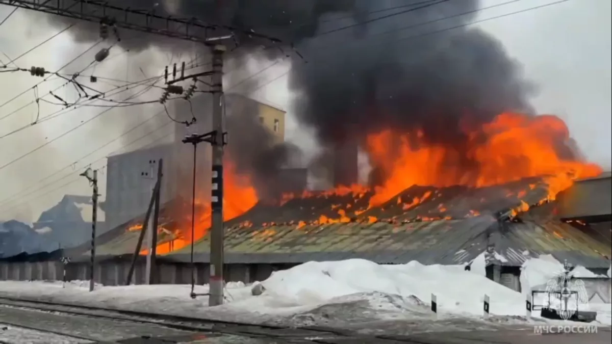 Склад с мукой загорелся в Володарске