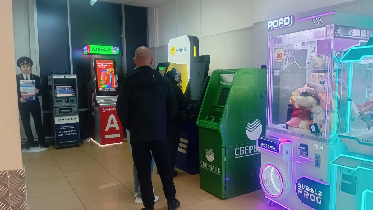 Запретят снимать деньги в банкоматах и через кассу: россиян озадачили новым решением
