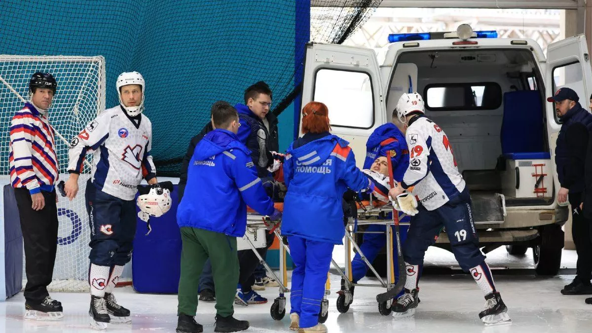 Коньком по бедренной артерии: хоккеиста увезли прямо с льда