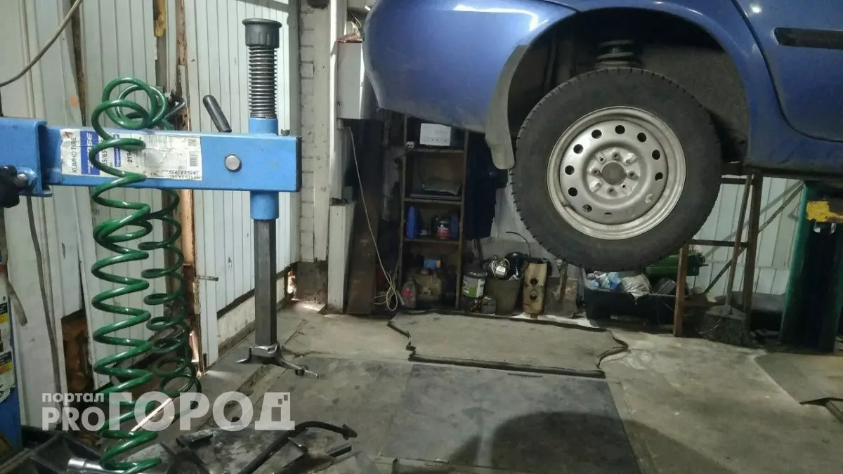 Двое мужчин избили и ограбили своего приятеля после застолья в автосервисе в Сергачском районе