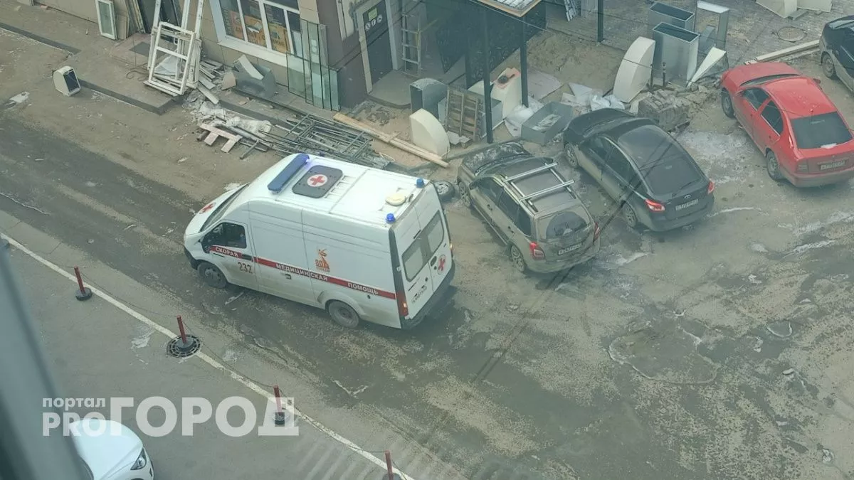 В одном из дворов Нижнего Новгорода автомобиль переехал пожилого дворника