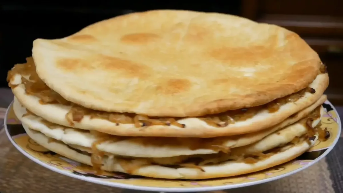 Без грамма мяса: готовлю постный пирог «Луковник» на сковороде – сытный и насыщенный вкус 