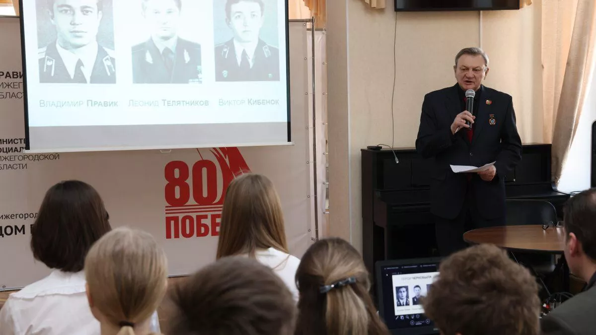 Ликвидатор Чернобыля показал школьникам пропуска из 30-километровой зоны