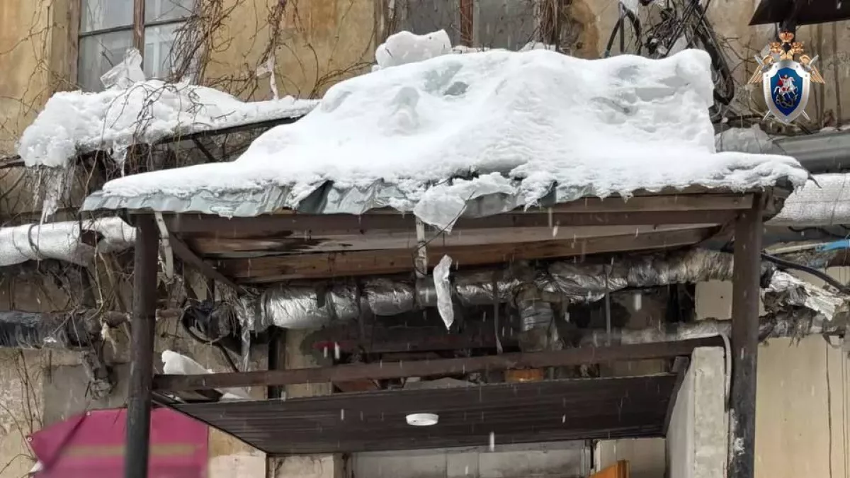 Снежные глыбы погубили несколько жителей Нижегородской области, разбивали машины и заваливали входы