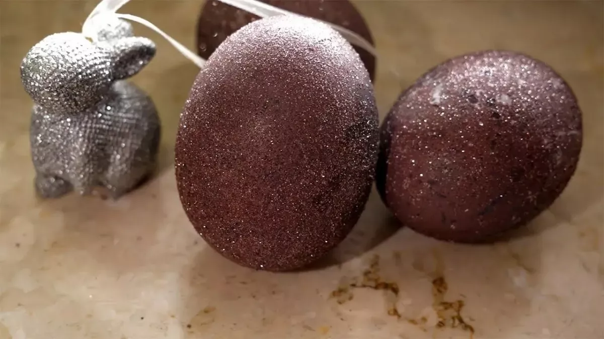 На Пасху делаю "космические" яйца: теперь главное украшение стола готовлю только так – глаз не оторвать