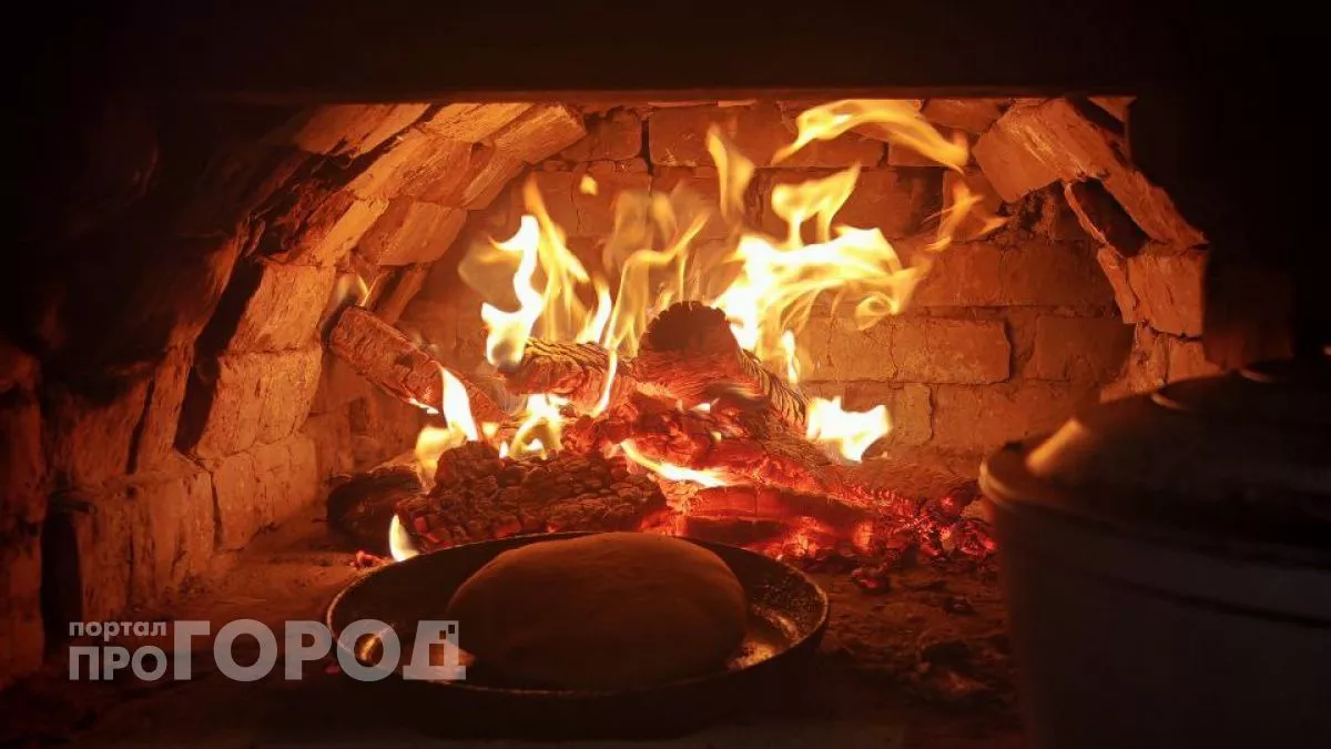 Одна горсть в топку – и дымоход очищается на глазах: сажа и копоть вылетают со свистом 