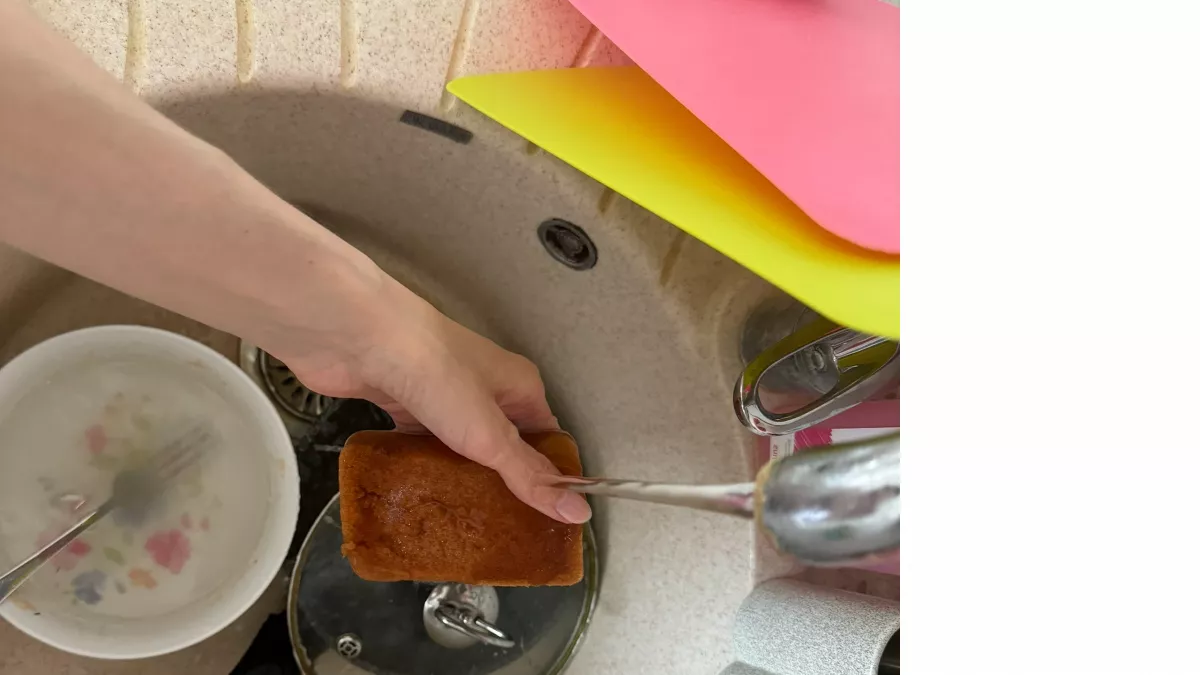 Уборщица раскрыла трюк с губками, который продлевает их жизнь в три раза: вот, как это делают профи