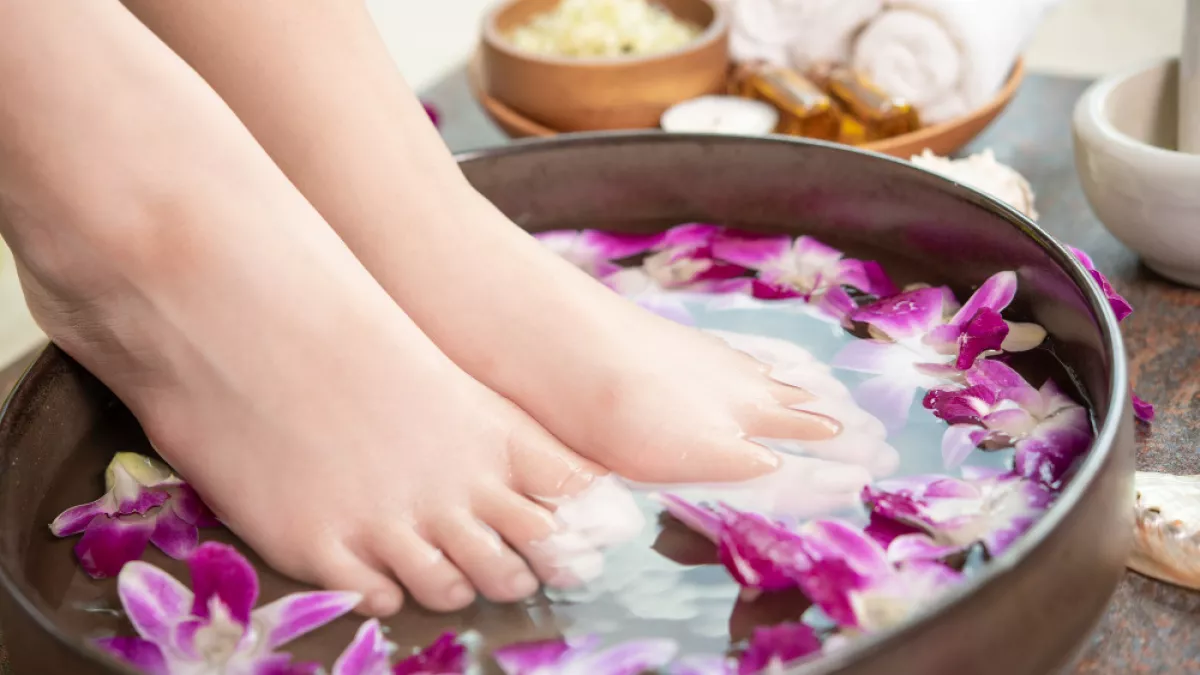 Пяточки нежные как у младенца: всего 20 минут ухода – и ступни как после салона, без трещин