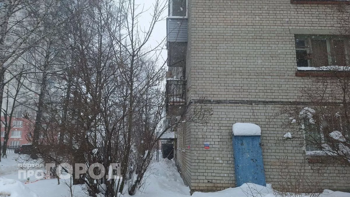 В Нижегородской области расследуют падение снега с крыши рядом с детьми