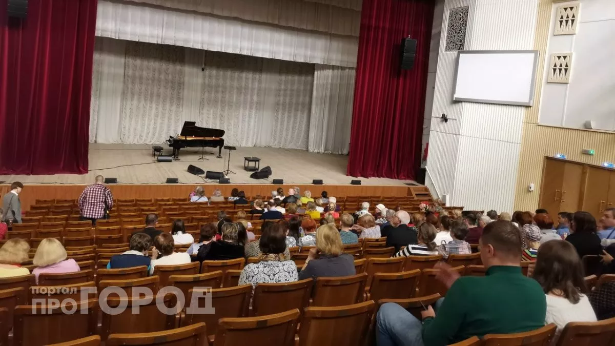 Житель Лысково потерял 20 тысяч, решив отправиться с незнакомкой в театр