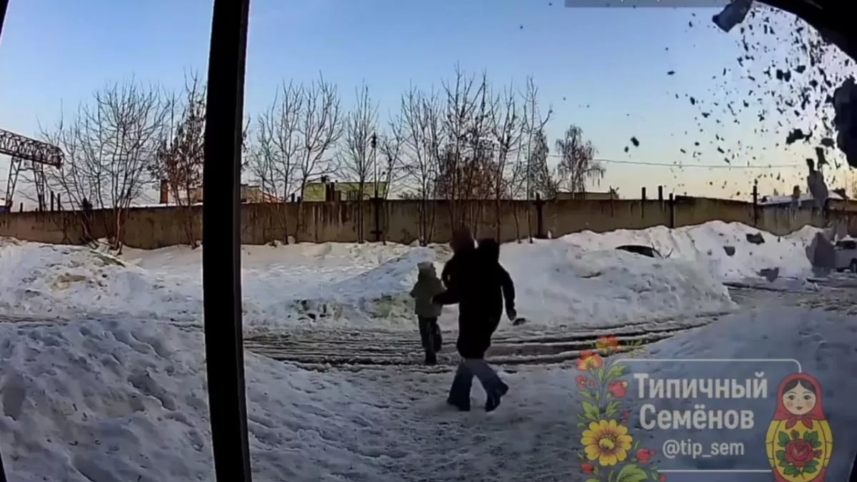 Бастрыкин потребовал разобраться с инцидентом в Семенове, где глыба с крыши чуть не погубила детей