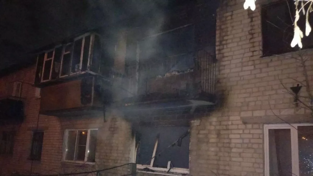 В Кстово посреди ночи загорелось ветхое двухэтажное здание