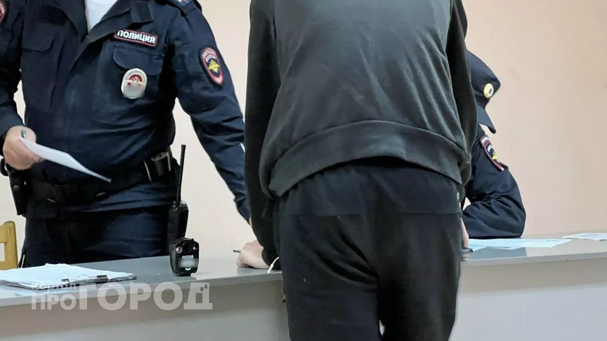 В Павловском районе мужчина с железным прутом ворвался в квартиру женщины и угрожал ее убить