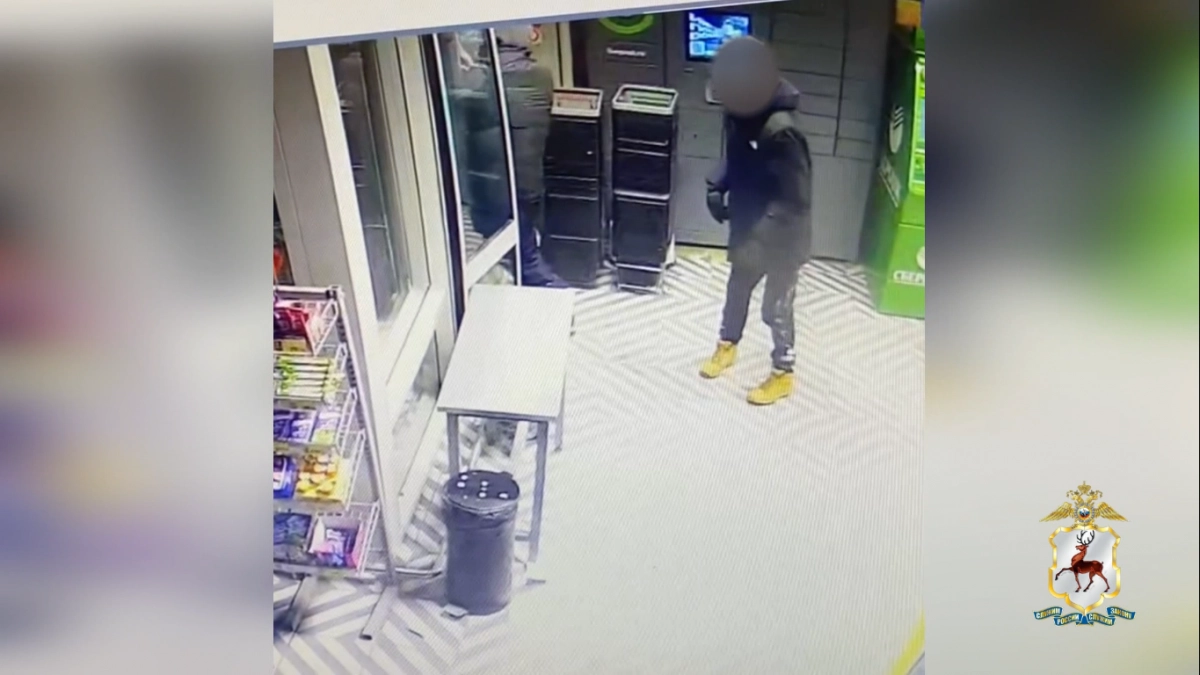 Ночные "сомелье" отжали дверь и унесли алкоголь с шоколадом из нижегородского супермаркета