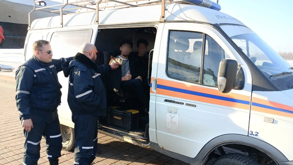 Три человека провалились под лед на Волге у Чкаловской лестницы