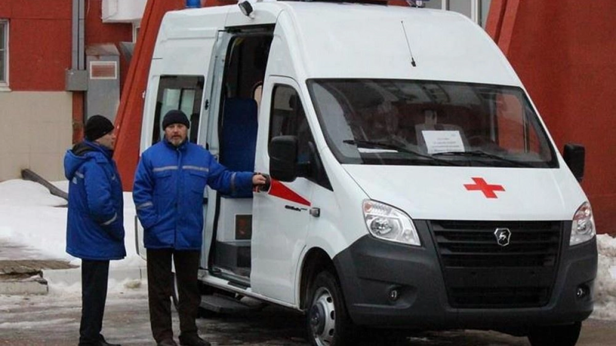 Скорая помощь объяснила отказ от бахил после конфликта с матерью подростка