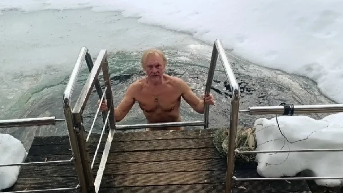 Экс-мэр Нижнего Новгорода встретил 63-летие в проруби и объявил об уходе из политики