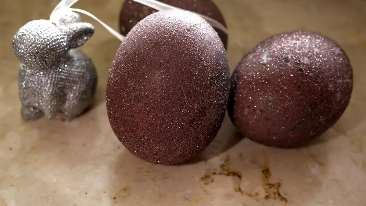 "Космические" яйца на Пасху: теперь главное украшение стола готовлю только так — и взгляд не оторвать