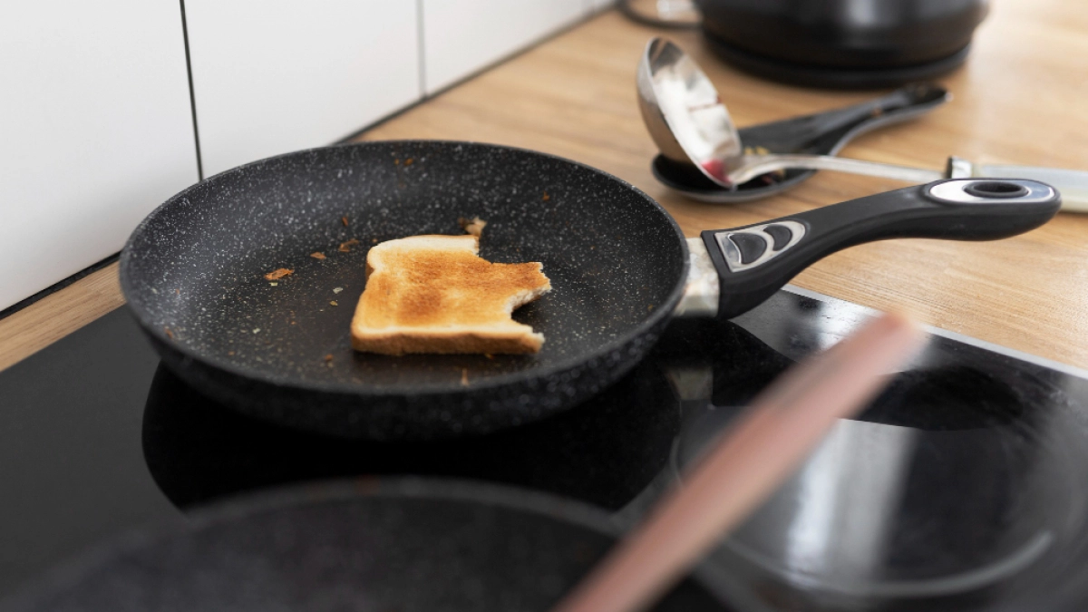 Чугунная или антипригарная: рассказываем, какую сковороду лучше выбрать