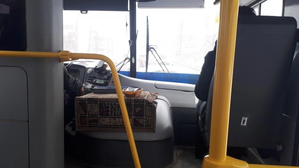70 нарушений на 19 автобусах: трещины, грязь и сломанные дисплеи