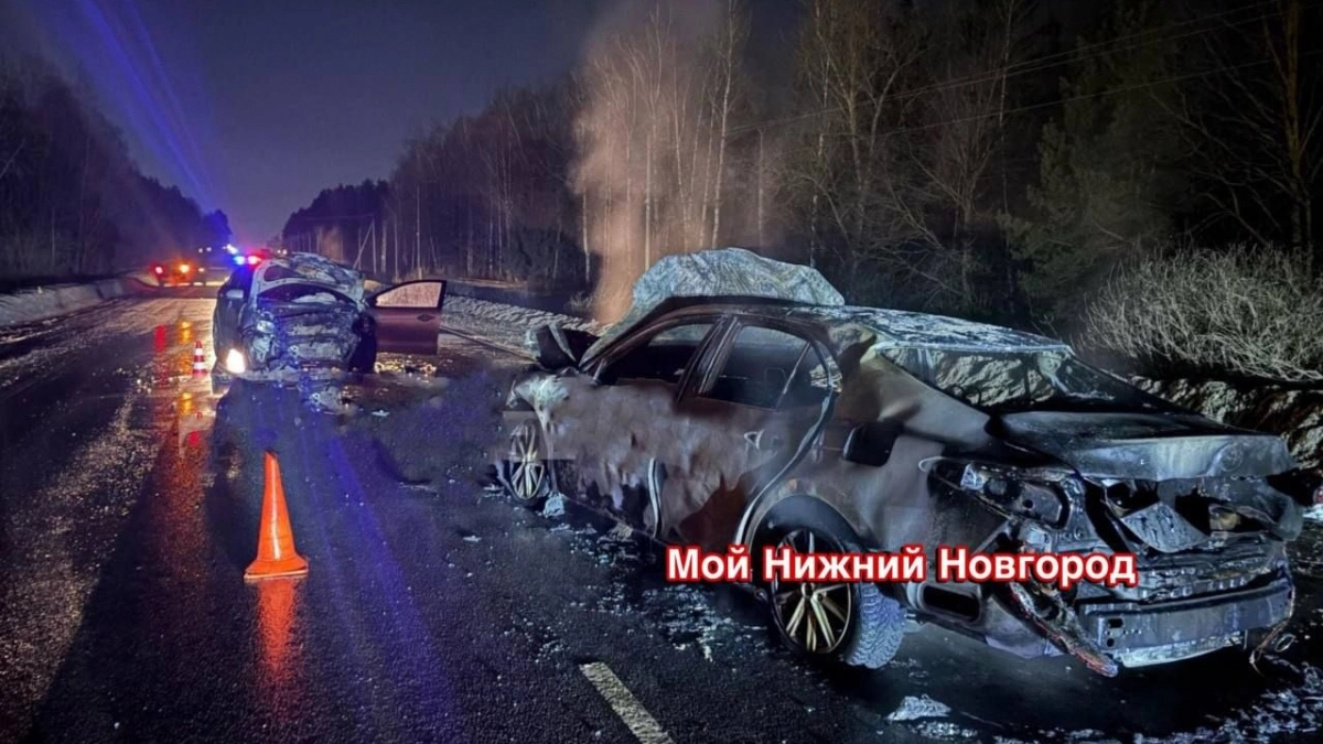 Две легковушки сгорели на трассе под Выксой из-за удара