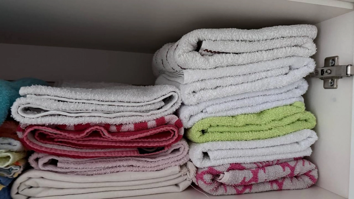 Вы делаете это при каждой стирке, а полотенца становятся только хуже: простой способ без хлора сделать их белоснежными