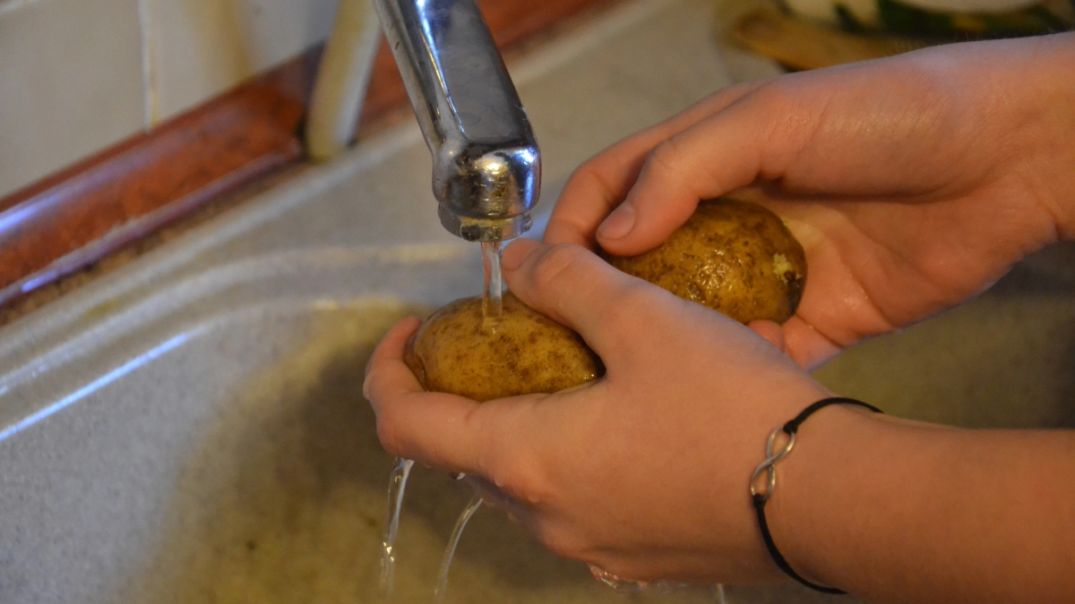 Не выливайте воду после картошки: советские хозяйки знали, что с ней делать — и были правы