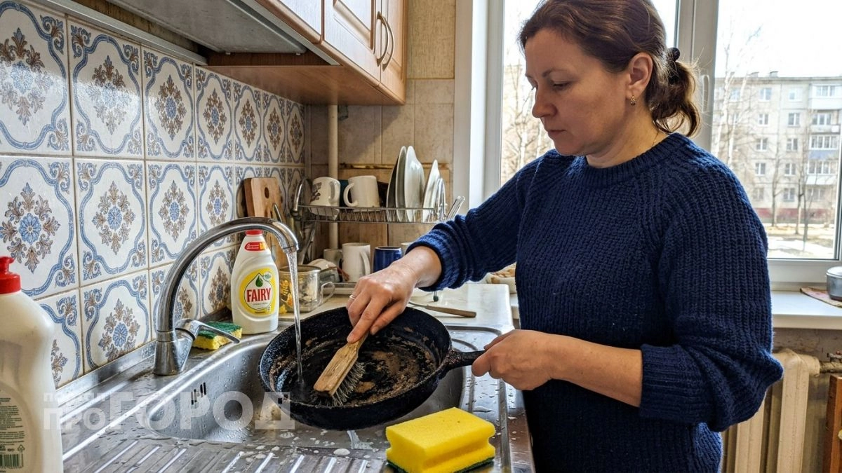 Лью 2 ложки сока — и 10‑летний нагар слезает со сковородок: делюсь хитрым трюком