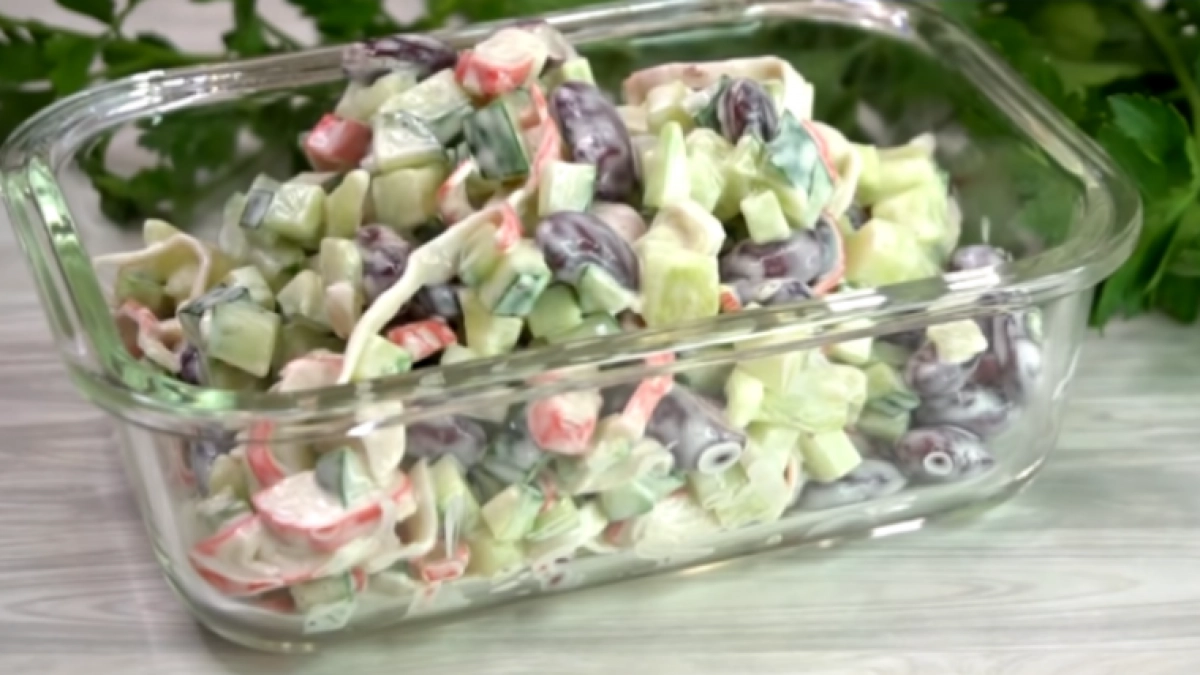 Новый любимчик семьи: вкуснейший салат из 3 продуктов без варки — делаю на скорую руку