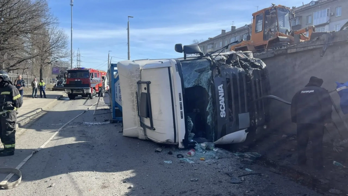 В Нижнем Новгороде грузовик слетел с виадука и рухнул вниз