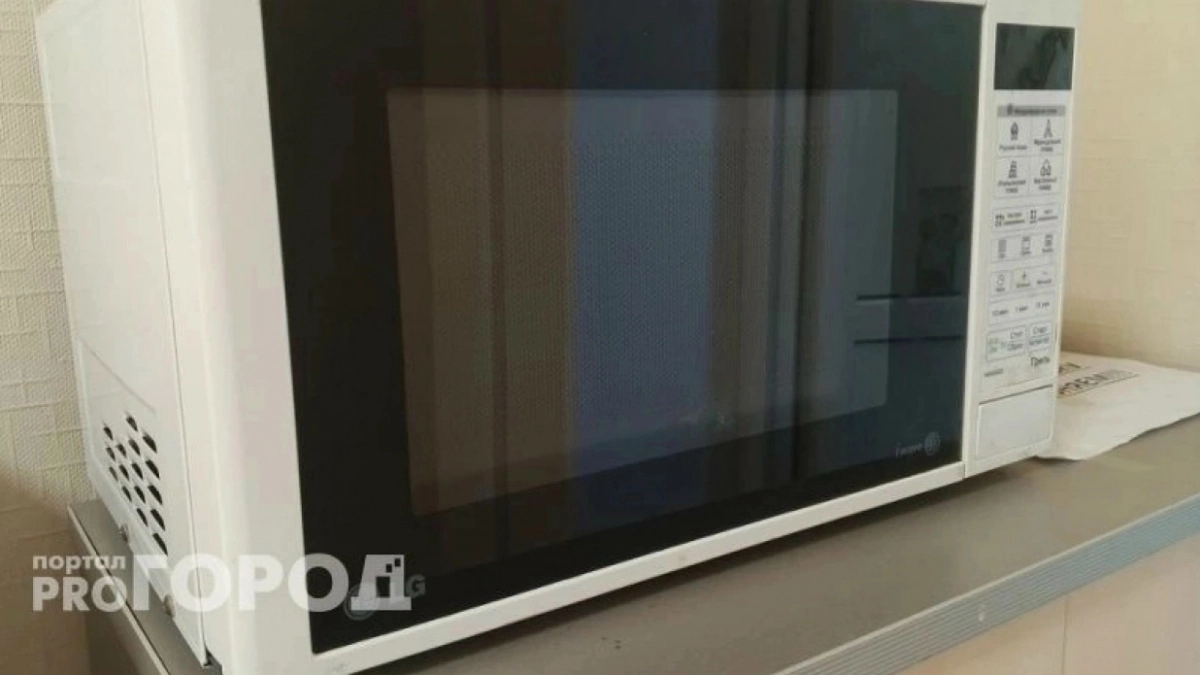 Хитрость, благодаря которой микроволновка будет греть еду, а не посуду — мало кто об этом знает