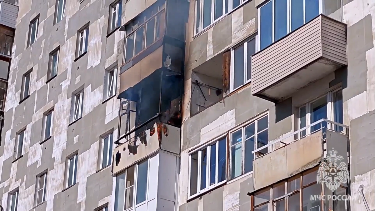 Сотрудники МЧС потушили вспыхнувший балкон в Нижнем Новгороде