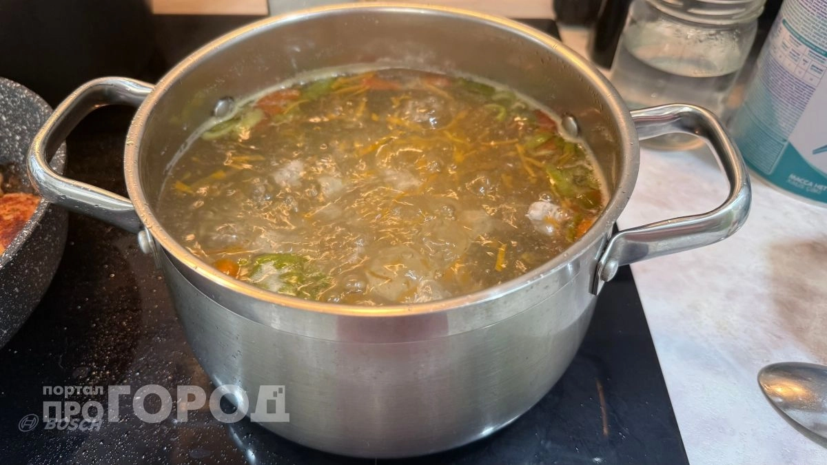 Кладем 1 таблетку и заливаем водой на ночь - и утром стойкий нагар слетает с кастрюли: посуда вновь засияет чистотой