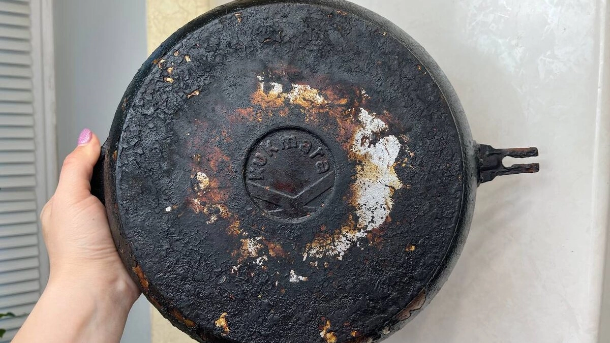 Черный нагар слезает пластами: как спасти безнадежно грязную сковороду за час без дорогой химии