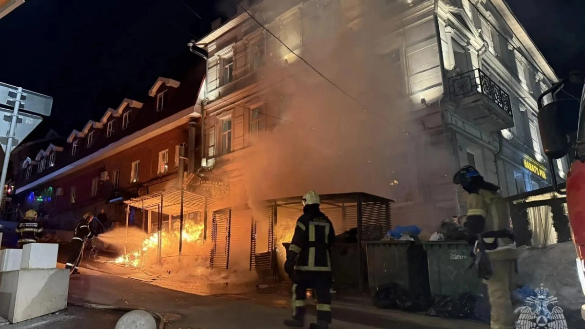 В историческом центре Нижнего Новгорода посреди ночи вспыхнул пожар