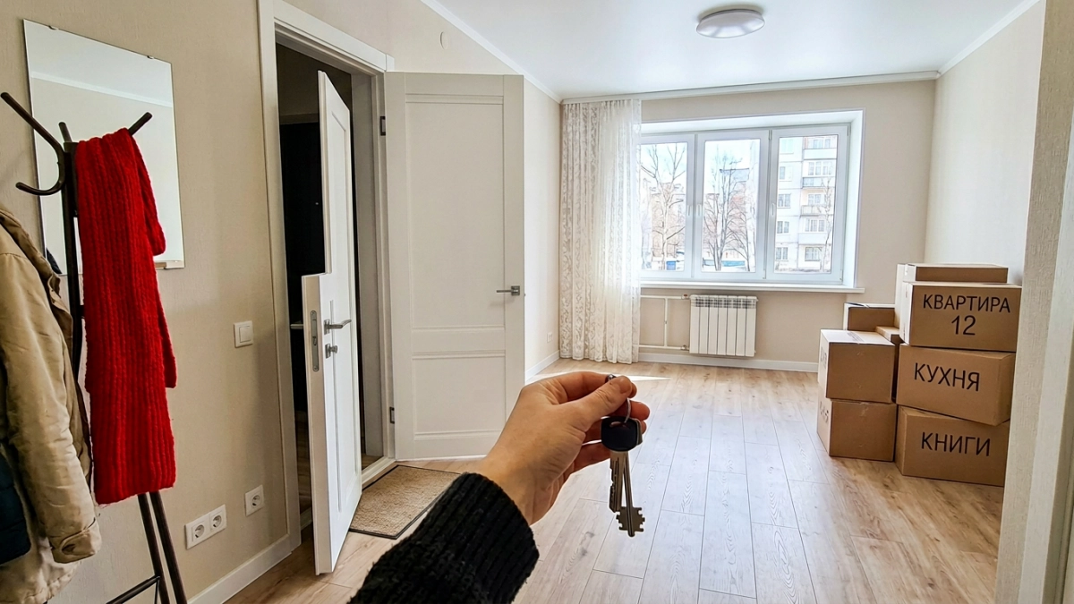 Многодетная семья из аварийного дома с износом 82% получила новое жильё через суд