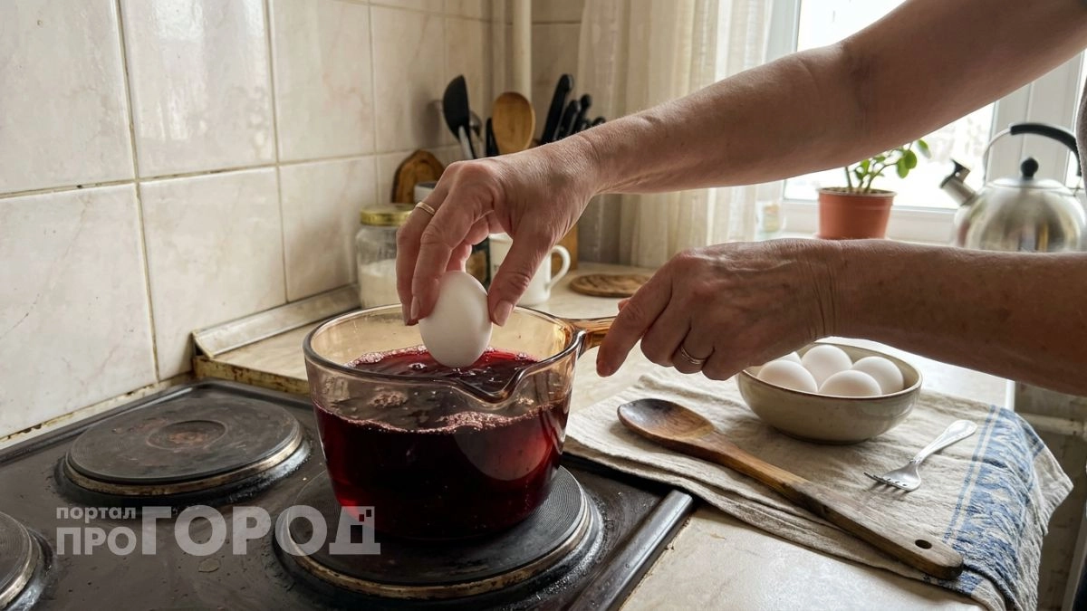 Крашу яйца к Пасхе в роскошный оттенок бургунди с сиянием буквально за пять минут и без грязной посуды