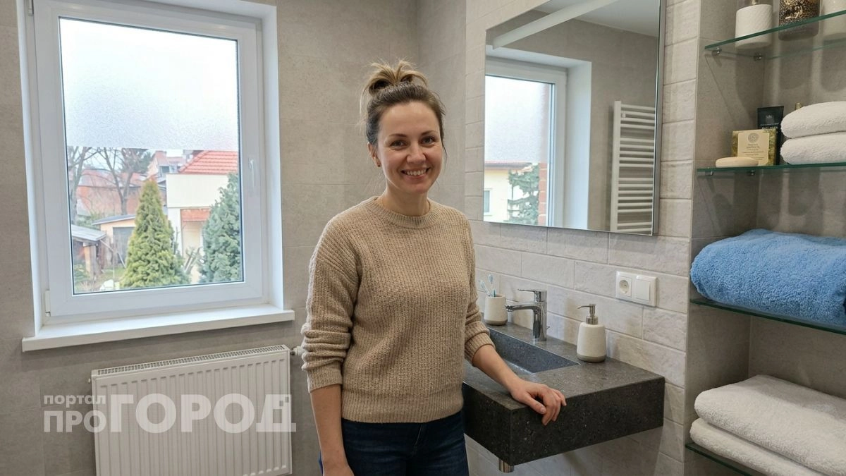 Я убрала тумбу из ванной и поставила открытую консоль — теперь комната выглядит вдвое просторнее